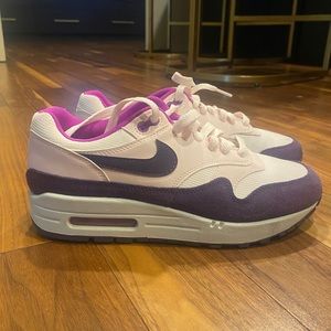 Nike wmns shoes SIZE 7.5